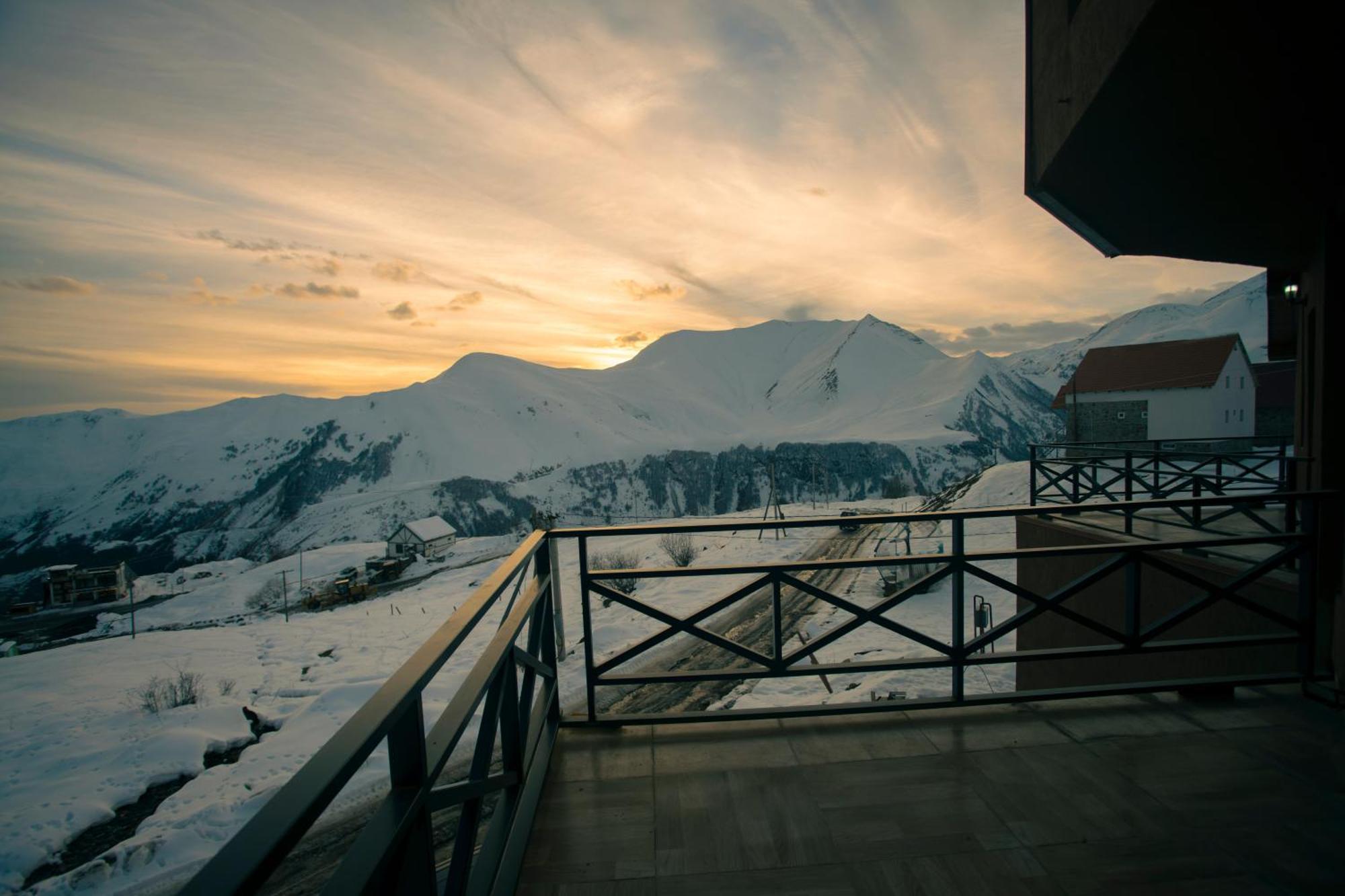 The Hills Hostel Gudauri Exterior foto